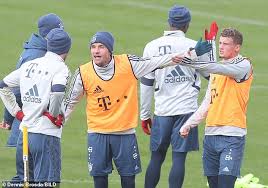 Leon gortezka's personal life and professional career related info including age, height, weight, net worth, salary, nationality, ethnicity, education, profession, parents, sibling, wife, spouse, girlfriend. Picture Exclusive Bayern Stars Fight In Training As Leon Goretzka Is Slapped By Jerome Boateng Daily Mail Online