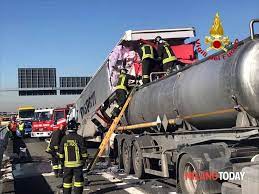 Tre persone sono rimaste ferite, uno in gravi condizioni. Incidente Sull Autostrada A4 Camion Cisterna Perde Litri E Litri Di Acido Solforico Dopo Lo Schianto