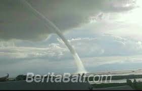 Angin Puting Beliung Terpa Selat Bali Penyeberangan Sempat Ditutup Sementara Beritabali Com
