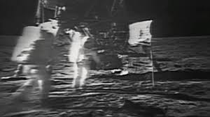 Sur un ton un peu plus poétique, mitt romney affirme ce samedi que la lune pleure son premier fils terrien. Les Images Originales Des Premiers Pas Sur La Lune Bientot Aux Encheres