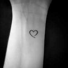 50 Kleine Tattoos Frauen Die Schonsten Motive Mit Bedeutung Kleine Tattoos Frauen Tattoos Frauen Kleine Tattoos
