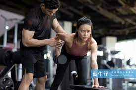 年轻女士在健身房上私教课-蓝牛仔影像-中国原创广告影像素材