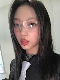 Haerin a cat with...