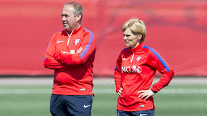 Amber (15) en steven (16), twee jonge ambitieuze jeugdtrainers, bezochten de knvb campus voor een interview over hun trainersambities. Bondscoach Wiegman Nooit Voorop In De Polonaise Wel Bloedfanatiek Nos
