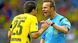 Manuel gräfe war einer der besten schiedsrichter weltweit. Altersgrenze Fur Schiedsrichter Der Letzte Pfiff Kann Warten Fussball Stuttgarter Zeitung