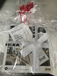 Gutschein Von Ikea Als Geschenk Verpackt Super Fur Die Erste Eigene Oder Gemeinsame Wo Gutschein Verpacken Hochzeit Geschenke Verpacken Gutscheine Verschenken