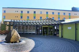 Über b12, abfahrt simbach mitte auf der staatstraße 2112 richtung pfarrkirchen, am kreisverkehr die nächste abzweigung richtung wittibreut, anschl. Ansteckungsgefahr Zu Gross Simbacher Psychosomatische Fachklinik Geschlossen Braunau