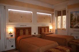 Ben 50 idee originali per boiserie per la camera da letto, diversi progetti in stile moderno e classico che vi mostreranno come utilizzare i rivestimenti decorativi. Boiserie In Legno Per Camera Da Letto Finiture In Argento Idfdesign