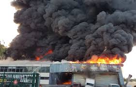 Les images prises par les internautes sont impressionnantes. Incendie Aulnaycap