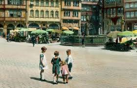 Frankfurt A M Children In The Romerberg Square Near The Justice Fountain Gerechtigkeitsbrunnen Minervabrunnen 1893 1951 Frankfurt Fotos Gerechtigkeit
