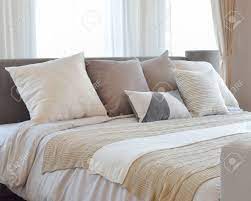 À chiner coussin décoratif sur selency. Chambre Elegante Decoration Interieure Avec Des Coussins A Motifs Bruns Sur Le Lit Et Lampe De Table Decorative Banque D Images Et Photos Libres De Droits Image 47675307