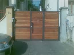 Portile din fier forjat sunt executate manual prin incalzirea fierului in forja si prelucrarea acestuia cu diferite matrite in functie de dimensiunile si codul de produs. Portofoliu Porti Si Garduri Metastil