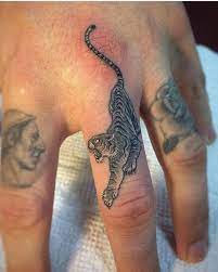 Tiger Tattoo Am Finger Finger Tattoo Tiger Tiger Hand Tattoo Hand Tattoos Tiger Tattoo