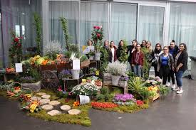Realisation D Un Decor Floral Et Fruits Et Legumes Pour Le Lancement De Toulouse A Table 2019 Au Min De Toulouse Avec Les 2 Eme Annee Fleuriste Decoration Cfa