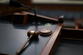 La france nous dit qu'on peut partir tranquilement en touriste (la fameuse zone verte), puis vols avec couteau,arnaque., devant les tribunaux vos droits sautent. Retards Exorbitants Dans Ses Decisions Une Juge Administrative Destituee Perd Son Appel La Presse