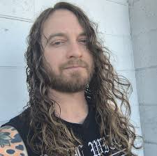 Why are there only three backup singers at Taylor Swift's recent shows?