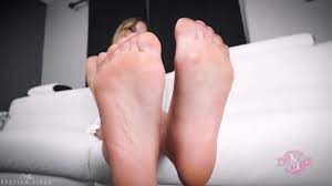 Naomi Swann - Sweaty Pantyhose Wiggling Soles Toes JOI