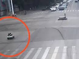 Beban hidup kereta api 44. Kanak Kanak Pandu Kereta Mainan Di Jalan Raya