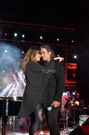 Διονύσης σχοινάς και καίτη γαρμπή εμφανίσθηκαν μαζί στη σκηνή ερμηνεύοντας γνωστές και αγαπημένες επιτυχίες, ενώ δεν έλειψαν οι μεταξύ τους τρυφερές στιγμές. Kaith Garmph Dionyshs Sxoinas To Kayto Fili Sth Skhnh