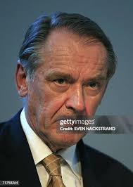 Swedish Foreign Minister Jan Eliasson gives a speech next to UN... News  Photo