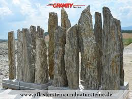 B M Granity Eine Abgrenzung Aus Naturstein Kann Unterschiedliche Funktionen Und Formen Haben Monolithe Saulen Aus Gneis Als Natursteine Dekosteine Natur
