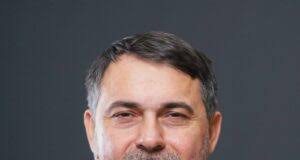 Andrei Paraschiv, autor la Ziarul Curentul