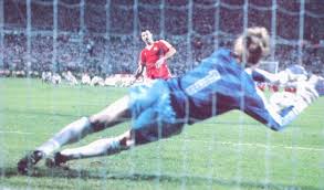 Van Breukelen Portero Del Psv Eindhoven Para Un Penalty A Veloso Defensa Del Benfica En La Tanda De Penaltis De La Final D Goalkeeper Squad Photos European Cup