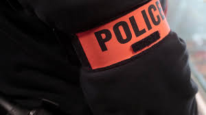 Un homme a tué à coups de couteau une fonctionnaire de police au commissariat de rambouillet, à 60 km de paris, avant d'être interpellé et blessé par balles par d'autres agents, a une fonctionnaire de police a été la victime d'une attaque au couteau au commissariat de rambouillet, où je me rends. Pau Un Responsable D Un Centre D Accueil De Refugies Tue Au Couteau
