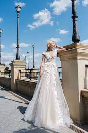 Robe enfant dentelle fleur 3d réf: Robe De Mariee Fleurs En 3d Oksana Mukha Paris