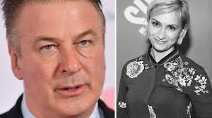 Rund dreieinhalb monate sind vergangen, seit alec baldwin versehentlich kamerafrau halyna hutchins am set erschossen hat. Alec Baldwin Er Erschiesst Bei Dreh Unfall Kamerafrau Stern De