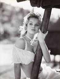 Supermodel christy turlington graces the april 2017 cover of vogue paris.photographed by inez & vinoodh, the american beauty flashes a smile while wearing a pink pleated gown from valentino haute couture's spring collection.inside the magazine, christy is joined by fellow 90's icon eva herzigova. S Endommager Vogue Italia May 1993 Eva Herzigova Photographed