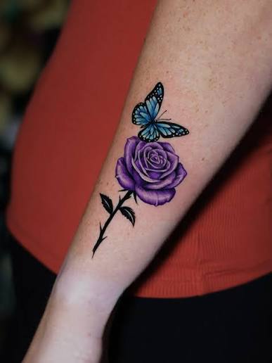 This tattoo brings together two powerful symbols. 🌹🦋 The purple rose represents mystery, spirituality, and inner transformation, while the blue butterfly symbolizes freedom, hope, and rebirth. Together, they create a piece that