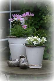 In de zomer breng je veel tijd door in je tuin, op je terras of op je balkon. Pin By Rianne De Jager On Emaille Garden Containers Container Gardening Vintage Planters