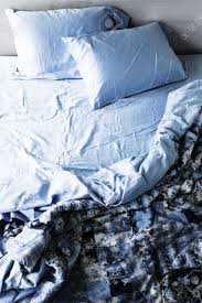 Diese farbvariante wurde aber „leider nicht angeboten, und ich muss sagen, dass wir als eltern mit der weißen ausführung gut leben können die mitgelieferten und zu dem bett. Unmade Messy Bett Mit Runzligen Blatter Von Oben Lizenzfreie Fotos Bilder Und Stock Fotografie Image 10567162