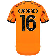 Holding on to the ball. Kinder Fussball Juan Cuadrado 16 Ausweichtrikot Orange Trikot 2020 21 Hemd