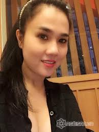 Chị gái Ngọc Trinh mặc bạo gợi cảm vượt mặt em gái