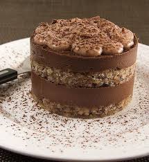 Entremet Noisette Et Chocolat Pour 4 Personnes Recettes Elle A Table Recette Chocolat Recette Entremet Gateau Chocolat Original