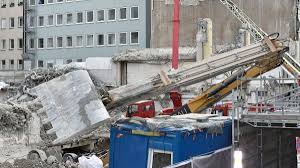 München: Betondecke gibt nach: Bagger fällt fünf Meter tief in Baugrube