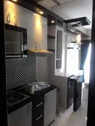 Anda bisa memilih sbuah warna utama yang diberikan aksen seperti putih, coklat, hitam atau metaili dan dipsangkn dengan satu atau dua warna terang. Cv Tridaya Interior Kitchen Set Apartemen Minimalis Modern Jakarta Kota