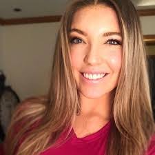 Sara Topping's Instagram, Twitter & Facebook