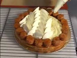 Sponge filled with chantilly cream and decorated with filled profiteroles and peaks of chocolate chantilly. Como Se Faz Bolo Saint Honore Youtube