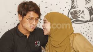 Lesti dengan wajah yang memerah dan tersipu malu nampak bahagia duduk di samping rizky billar. Rizky Billar Dan Lesti Kejora Menikah Tahun Depan Bocoran Dari Nassar