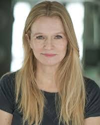 Lorraine Mullaney's Instagram, Twitter & Facebook