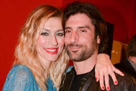 Στην επίσημη πρεμιέρα της παράστασης «το ψωμί της νινευί» στο δημοτικό θέατρο πειραιά, απαθανάτισε ο φωτογραφικός φακός την ζέτα δούκα μαζί με το σύζυγό της, μιχάλη χατζαντωνά. Zeta Doyka Oi Tryferes Stigmes Me To Syzygo Sthn Premiera Ths Pics Vipnews