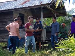 Bapak kepala dinas pertanian dan Bappeda Melakukan Survey Pemetaan Jalan Dan Jembatan Di Desa Bungkang Kecamatan Sekayam Bappeda