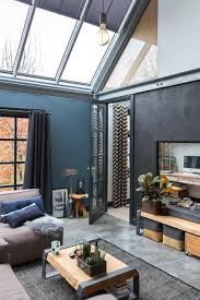 Une Maison Sombre Et Chaleureuse En Hollande Planete Deco A Homes World Maison Sombre Decoration Maison Verriere De Toit
