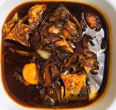 Ikan laut yang dimasak dengan cara dibuat menjadi makanan berkuah tidak kalah lezat, lho. Cik Wan Kitchen Ikan Selar Masak Kicap