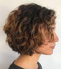 Pin By Amanda On Kurze Frisuren Short Wavy Hair Short Layered Curly Hair Curly Bob Hairstyles