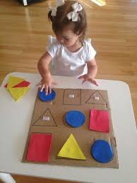 Este juego fomenta que los niños desarrollen la comprensión y les ayudará a iniciarse en el manejo de sencillas órdenes. 59 Ideas De Actividades 2 3 Anos Actividades Actividades Para Preescolar Actividades Para Ninos Pequenos