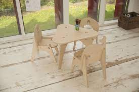 table accompagnee de trois chaises avec un dossier personnalise ideal pour le dessin le bricolage ou les de table triangulaire table et chaises table